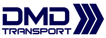 DMD Transport Logo mit kräftiger blauer Schrift und drei nach rechts zeigenden blauen Pfeilen auf hellem Hintergrund.